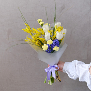 Сборный букет из тюльпанов и гиацинтов с мимозой. Корпоративные подарки на 8 марта. Цена от 10 шт.