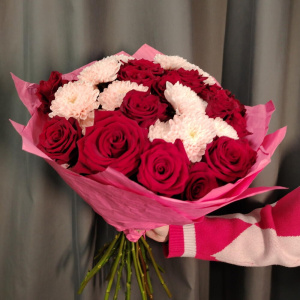 Уже собран! Ароматные розы и кружевная хризантема в пышном букете