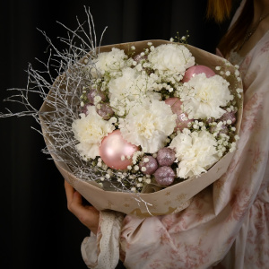 Зимний букет с гвоздиками, гипсофилой и зимним декором