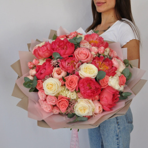 Коралловые пионы и гортензия в большом букете "Принцесса сердца"