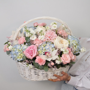 Голубая гортензия, орхидеи и розы в большой корзине "Мечта принцессы"