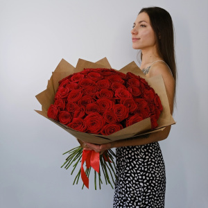 51 красная роза Россия, 60 см. Ваза в подарок!