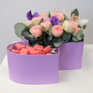 Коробка сердце: мармелад, орхидеи  и кустовые розы