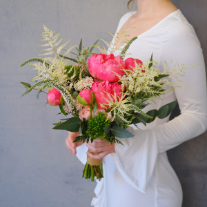 Букет невесты с коралловыми пионами и астильбой "Бохо-микс"