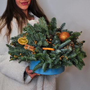 Новогодний сет из трёх элементов: венок, ёлка и композиция с корицей и апельсинами