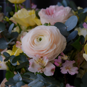 Весенний букет в сумке: пионовидные розы, ветки сакуры и ранункулюсы «Букет для королевы»