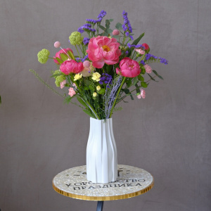 Букет в вазе. Коралловые пионы, статица и яркая зелень