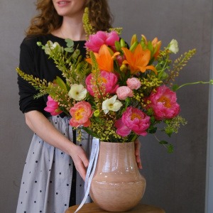 Букет в вазе. Коралловые пионы, лилия и сочная зелень в букете "Танцы с огнём"