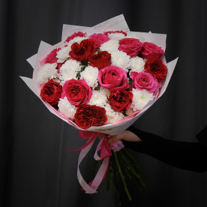 Пионовидные английские розы и хризантемы в букете "Той, что в моем сердце"