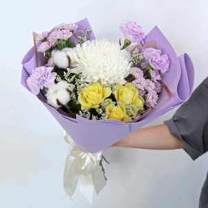 Хризантема, хлопок и розы в букете "Луч солнца золотого"