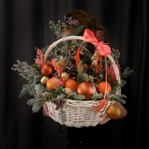 Подарочная корзина с шампанским, декором и ароматной пихтой нобилис