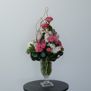 Интерьерный букет в вазе: пионы, розы и гортензия