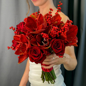 Букет невесты с амариллисами, ягодами илекса и красными розами