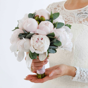 Белые пионы для изящной невесты в букете «Пленительное счастье»