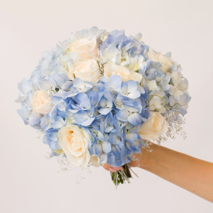 Букет невесты с голубой гортензией и розами "Сказочная Свадьба"