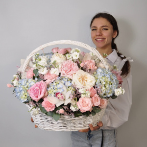 Голубая гортензия, орхидеи и розы в большой корзине "Мечта принцессы"