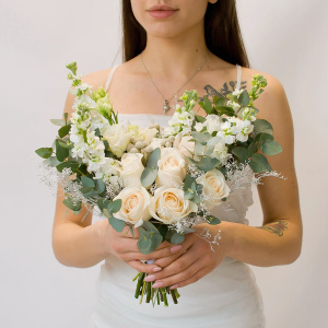 Букет невесты с розами и эвкалиптом "Белоснежный"
