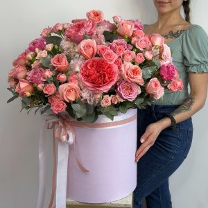 Пионовидные розы в большой коробке «Ю энд Ми»