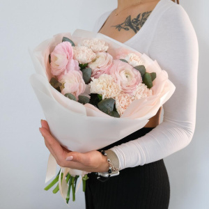 Ранункулюсы (Лютики) и диантусы в нежном букете «Моей красавице»