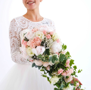 Белые пионы и диантусы в изящном букете "Королева красоты"