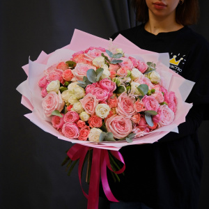 Пионовидные и кустовые розы в большом пышном букете "Le Charme"