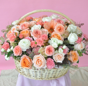 Корзина с пионовидными розами и ранункулюсами "Королевский презент"