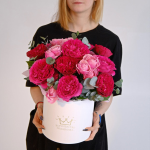 Красные пионовидные розы в коробке с эвкалиптом "Казанова"