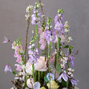  Ранункулюсы, клематисы и маттиола в нежной композиции на Пасху с сувенирами "Цыплята"