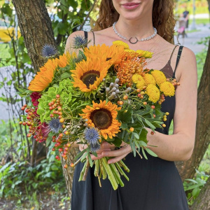 Подсолнухи, хризантема и ягоды в букете "Солнечный вальс"