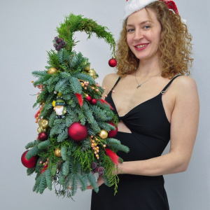 Ёлка ручной работы из живой ели с изогнутой макушкой