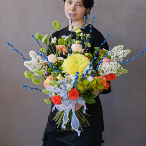 Букет на Пасху: голубая верба, белая сирень, вибурнум и розы