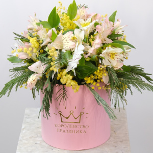 Альстромерия и мимоза в коробочке