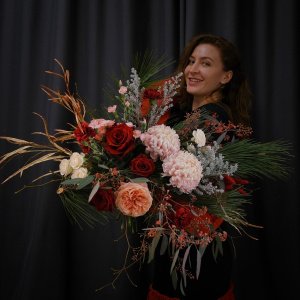 Авторский зимний букет с розами, сосной и декоративными веточками