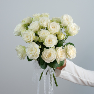 Букет невесты из белых кустовых роз