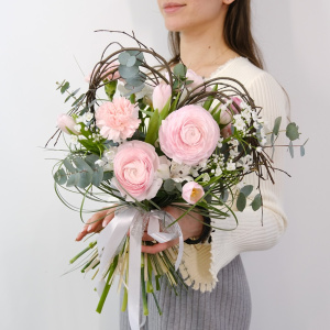 Ранункулюсы и тюльпаны в букете «Валентинка»