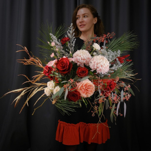 Авторский зимний букет с розами, сосной и декоративными веточками