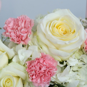 Гортензия и розы в ящичке «Нежность утренней росы»