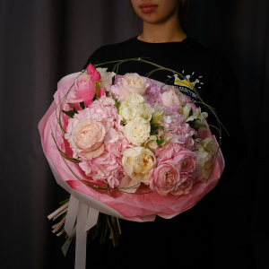 Круглый букет с гортензией и пионовидными розами "Нежность для Мамы"