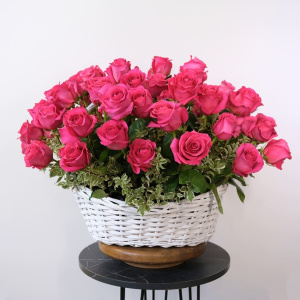 Ароматные крупные розы Пинк Флойд в корзине, 55 шт