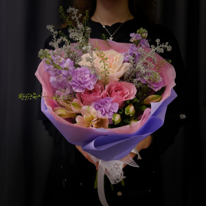 Ароматные пионовидные розы в сиреневом букете "Зимняя нежность"