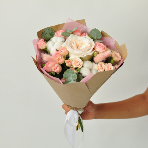 Пионовидные розы в милом букете "Нежность"