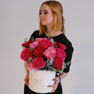 Красные пионовидные розы в коробке с эвкалиптом "Казанова"