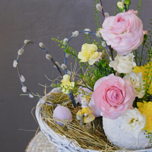 Букет на пасху в корзине с живыми цветами в яйце ручной работы