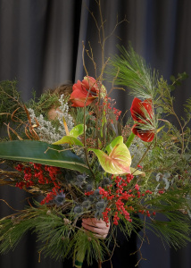 Креативный букет "Дикий взрыв". Зимняя история с ветками сосны, можжевельника и амариллисами 