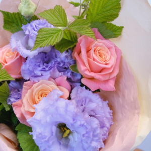 Сиреневая эустома и розы в букете "Моей милой девочке"