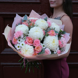 Хризантемы Фред и персиковые розы в букете "Контрабанда любви"