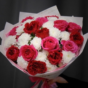 Пионовидные английские розы и хризантемы в букете "Той, что в моем сердце"