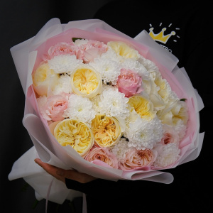 Пионовидные английские розы и хризантемы в букете "Моему ангелу"