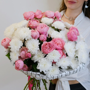 Кустовые пионовидные розы и хризантемы в букете "Моему ангелу"