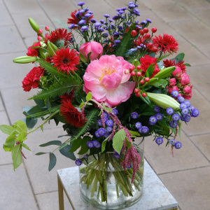 Пионы, герберы и амарант в летнем садовом букете